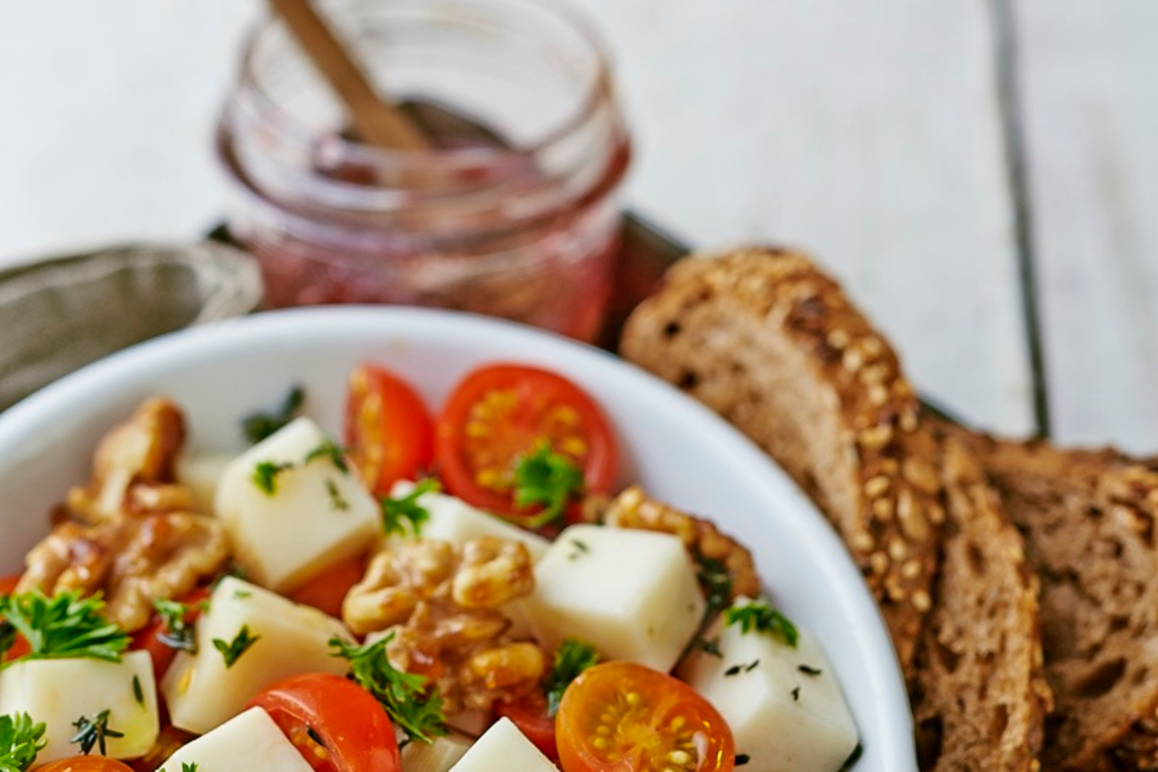 Salad with chevrette, cherry tomatoes and walnuts