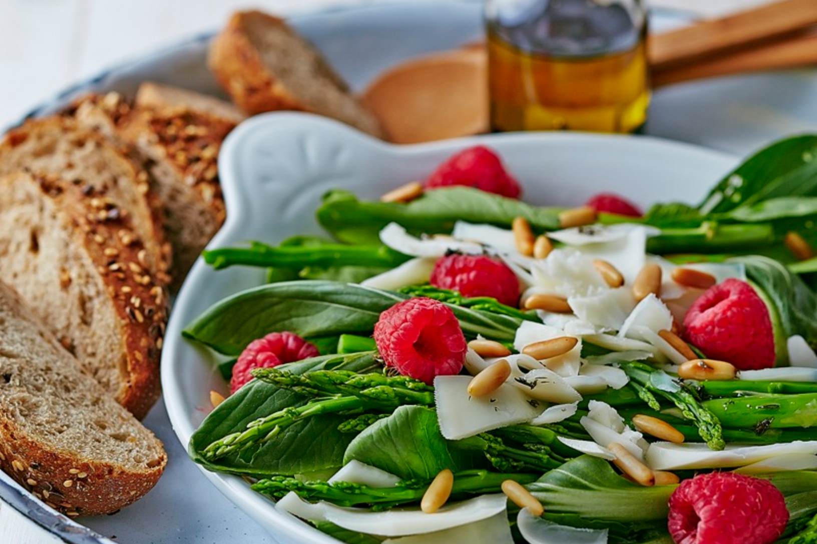 Raspberry goat cheese salad