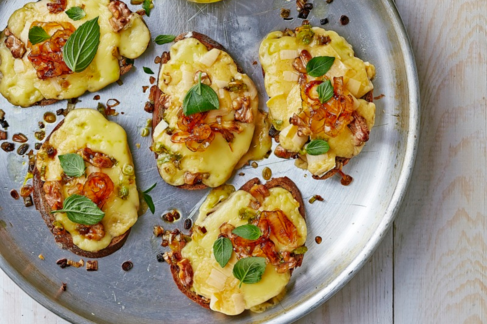 Krustini mit Karamellisierten Zwiebeln und Gouda