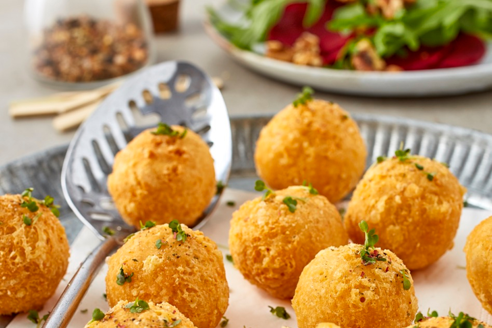 Knusprige Käsebällchen auf Rucola-Rote-Beete-Salat